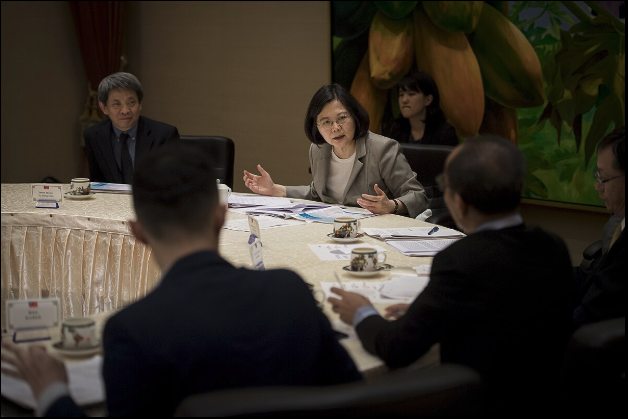 Then-President Tsai Ing-wen holds a meeting with journalists from India, Indonesia, Malaysia, the Philippines, Singapore, and Thailand to discuss Taiwan's New Southbound Policy.